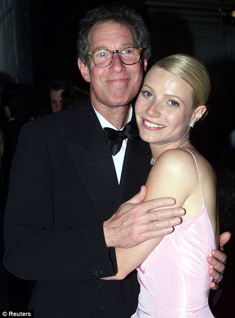 Diễn viên  gwyneth paltrow và cha tại Lễ trao giải Oscar 1999 - Ảnh: Reuters
