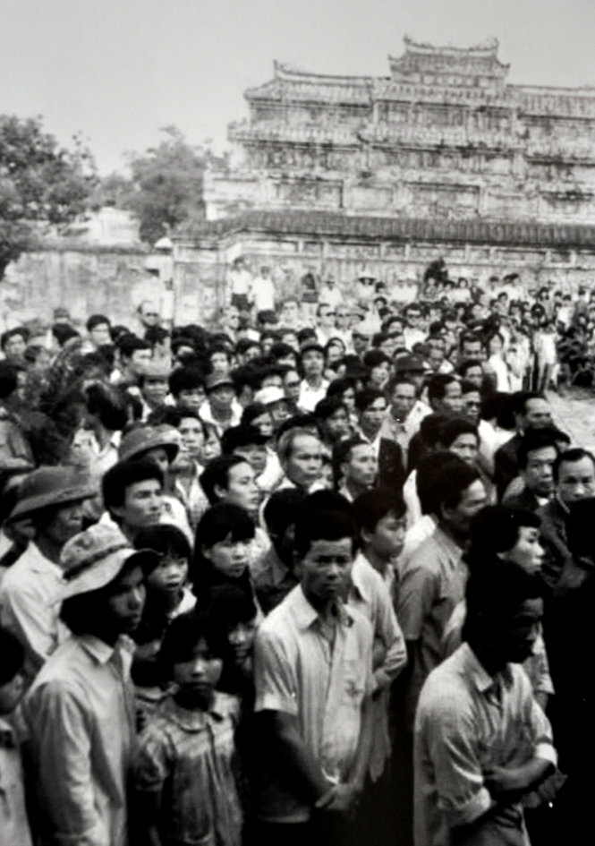 Đông đảo người dân Huế đã đến dự lễ cải táng vua Duy Tân tại An Lăng sáng 6-4-1987 - Ảnh tư liệu