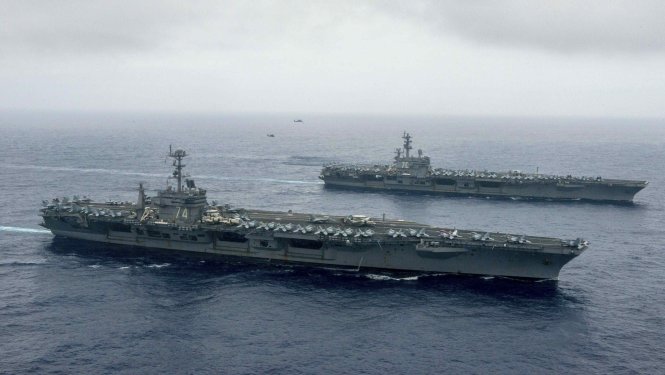 Hai tàu sân bay T USS John C. Stennis và USS Ronald Reagan (ở phía xa) tham gia tập trận ở Philippines - Ảnh: Reuters