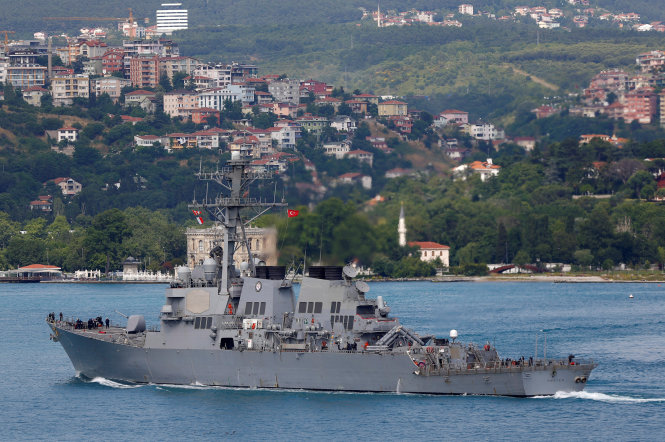 Tàu khu trục mang theo tên lửa USS Porter của Mỹ trên đường tới Biển Đen tại Istanbul, Thổ Nhĩ Kỳ - Ảnh: Reuters