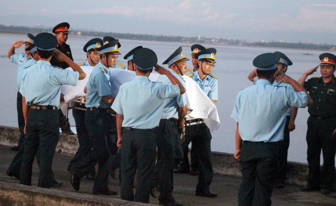 Đồng đội chào đón thi thể phi công Trần Quang Khải về đất liền sáng sớm 18-6 - Ảnh: Doãn Hòa