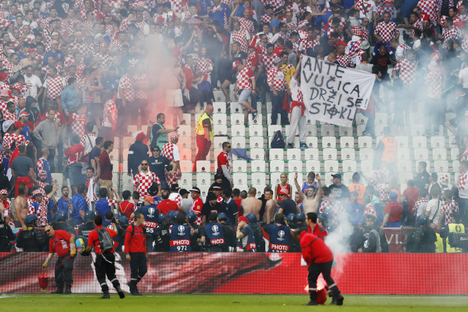 Hình ảnh hỗn loạn trên khán đài do CĐV Croatia gây ra - Ảnh: Reuters