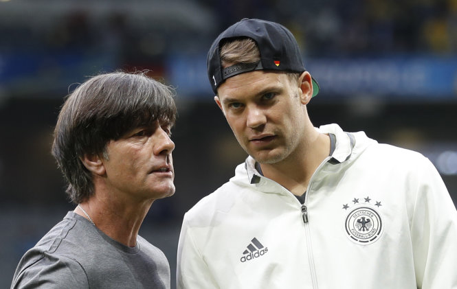 HLV Joachim Löw và thủ môn Manuel Neuer trước trận Đức hòa Ba Lan 0-0 - Ảnh: Reuters