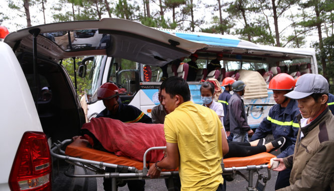 Đội cứu hộ khẩn trương đưa những người tử vong từ xe khách 32 chỗ lên xe cứu thương - Ảnh: CHÍNH THÀNH