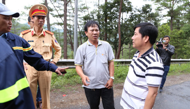 Ông Nguyễn Dương Tâm, tài xế xe Thanh Lịch chạy từ Phan Thiết lên Đà Lạt, bàng hoàng kể lại sự việc cho cơ quan chức năng - Ảnh: CHÍNH THÀNH