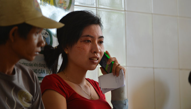 Nạn nhân gọi điện báo tin cho người thân trong khi được sơ cứu tại bệnh viện - Ảnh: MAI VINH