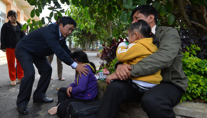 Ông Đoàn Văn Việt - chủ tịch UBND tỉnh Lâm Đồng - thăm và động viên các nạn nhân, thân nhân nạn nhân trong vụ tai nạn giao thông - Ảnh: MAI VINH