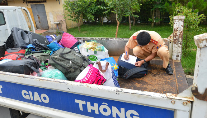CSGT Công an TP Đà Lạt kiểm kê tài sản những người bị nạn - Ảnh: MAI VINH