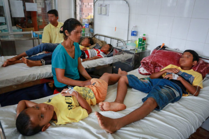 Các bệnh nhân tại xã Đray Sáp (Krông Ana, Đắk Lắk) trong vụ ngộ độc nấm được điều trị tại Bệnh viện Đa khoa tỉnh Đắk Lắk  - Ảnh: Tiến Thành