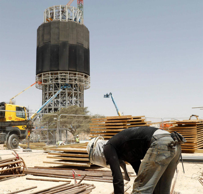 Công nhân tại công trường xây dựng tháp năng lượng mặt trời Ashalim tháng 5-2016 - Ảnh: AFP