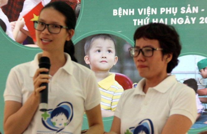 Chị Mai Anh (mẹ nuôi Thiện Nhân, bìa phải) xúc động khi nhắc lại hành trình của Thiện Nhân-phía sau là chú lính chì Thiện Nhân