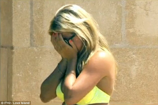 Zara Holland bật khóc trong chương trình Love Island phát sóng ngày 19-6 - Ảnh: ITV2