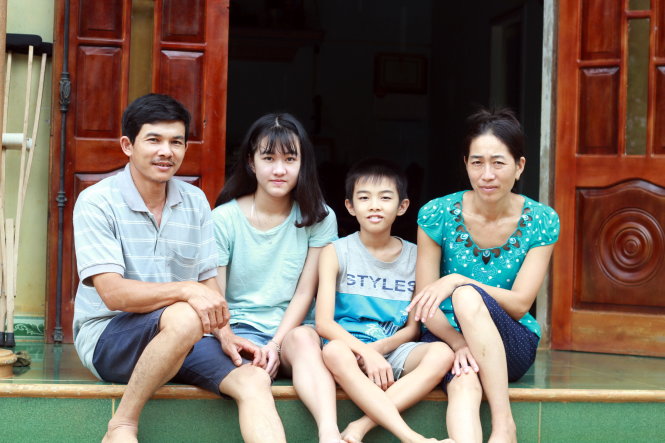 Hà Vi cùng bố mẹ và em trai tại nhà mình (ảnh chụp chiều 19-6)  - Ảnh: TRUNG TÂN