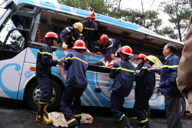 Đội cứu hộ đưa các nạn nhân ra khỏi xe khách Thanh Lịch - Ảnh: C.THÀNH