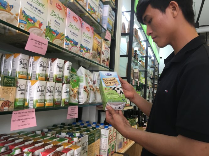 Sữa hữu cơ của Vinamilk được giới thiệu tại một cửa hàng thực phẩm ở Q.1, TP.HCM - Ảnh: TRẦN BÌNH