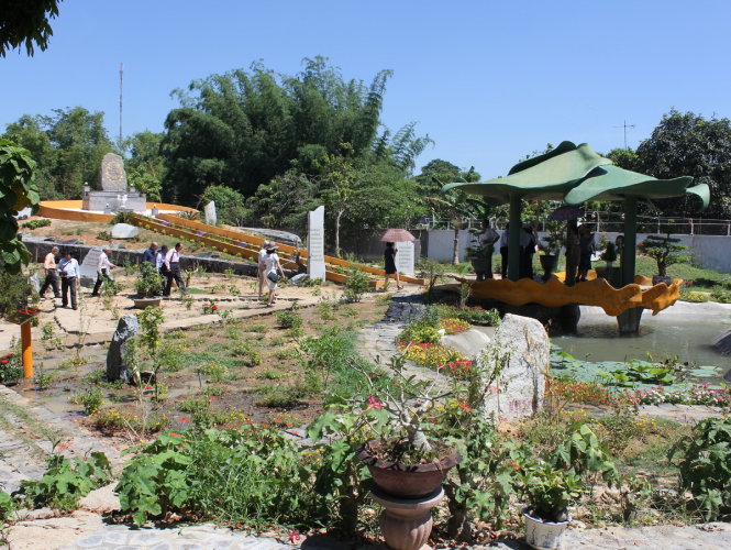 Vườn trong khu lưu niệm có nhà thủy tạ , hồ sen và tiểu cảnh có khắc thơ Bích Khê trên đá - Ảnh: VÕ QUÝ CẦU
