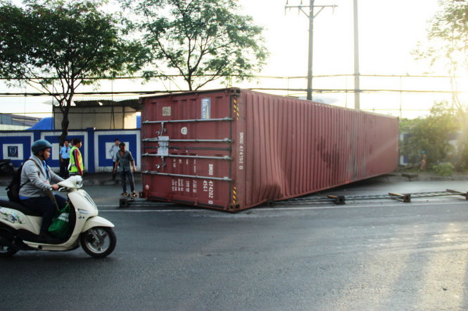 Thùng container rơi xuống chắn ngang một làn đường Nguyễn Tất Thành - Ảnh: Lê Phan