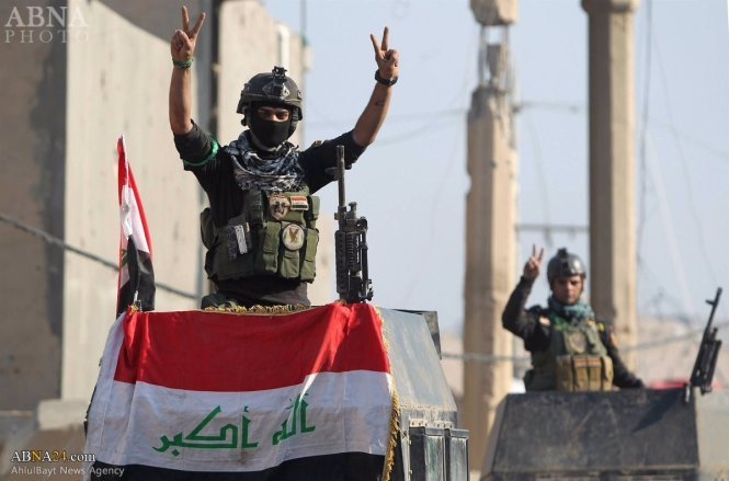 Binh sỹ Iraq giơ tay mừng chiến thắng tại Fallujah - Ảnh: ABNA