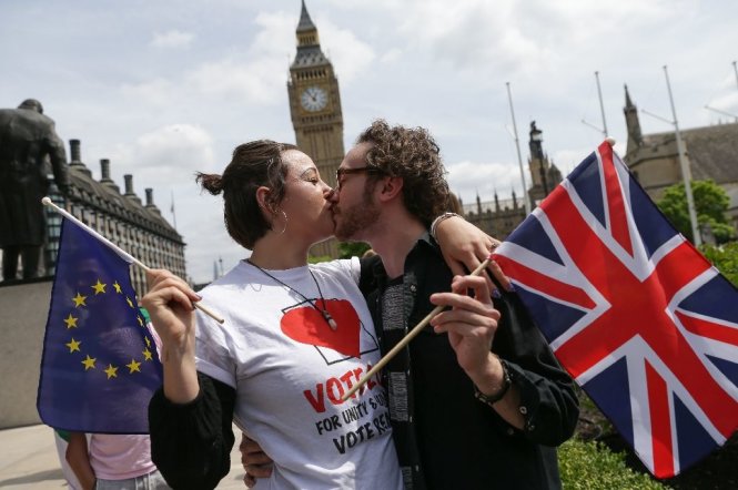 Chia sẻ những cái hôn trên toàn châu Âu để ngăn cản việc nước Anh rời khỏi EU - Ảnh: Brunchnews