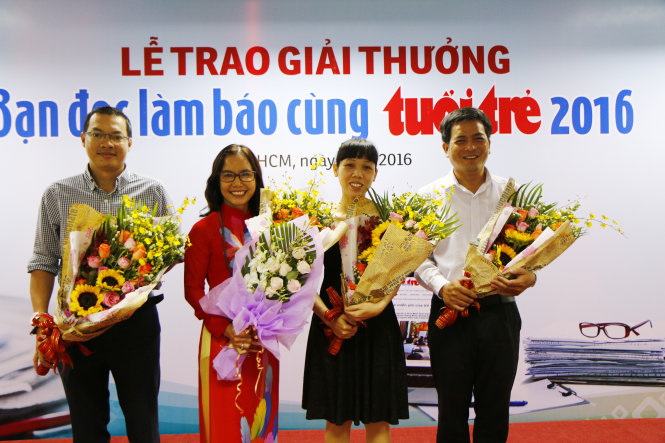 Từ trái qua: bạn đọc Huỳnh Trần Bảo Duy, cô giáo Hoàng Thị Thu Hiền, chị Nguyễn Thị Ánh Ngọc, TS Trần Quốc Bảo tại lễ trao giải “Bạn đọc làm báo cùng Tuổi Trẻ”  - Ảnh: NGỌC DƯƠNG