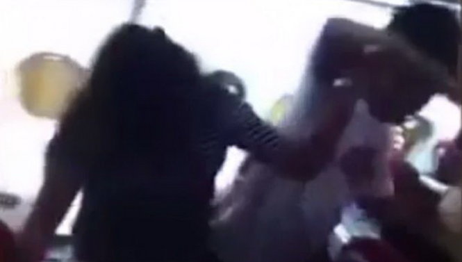Hành khách đánh nhau trên chuyến bay của hãng Hainan Airlines - Ảnh chụp từ video clip