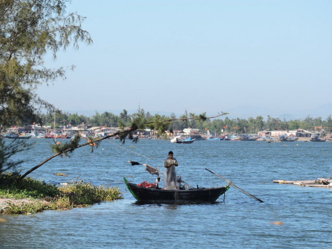 Người dân thả lưới đánh bắt cá sạo nơi cửa biển hạ nguồn sông Thu.