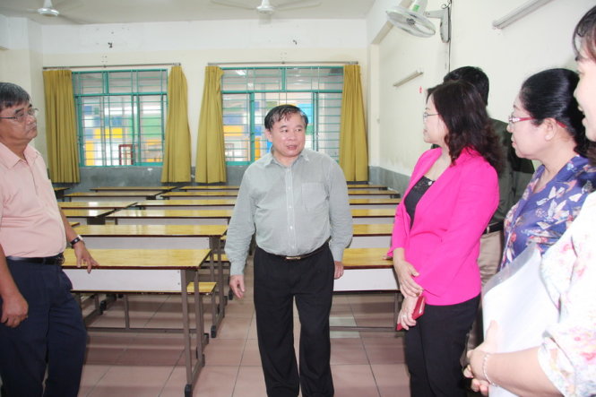 Thứ trưởng Bộ GD-ĐT Bùi Văn Ga (giữa) kiểm tra công tác chuẩn bị tổ chức kỳ thi THPT quốc gia năm 2016 tại Đồng Nai - ảnh: TRẦN HUỲNH