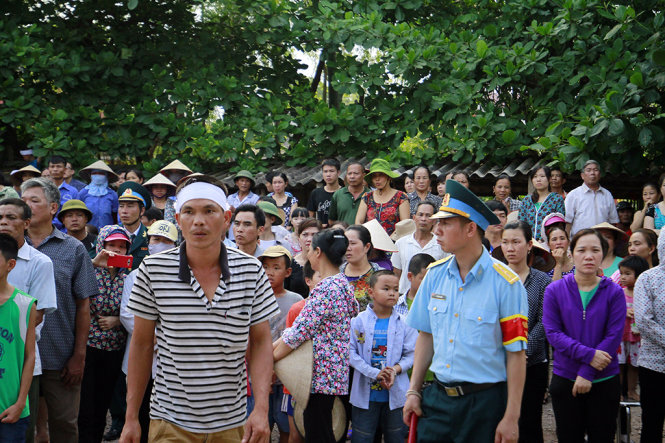 Người dân đừng kín hai bên đường xóm Tân Văn 2, huyện Lạng Giang, Bắc Giang để đón đại tá Trần Quang Khải về quê nhà