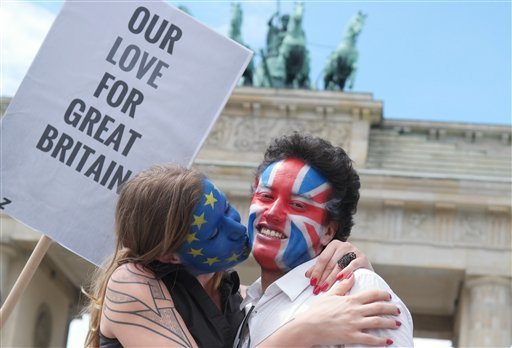 Một cặp bạn trẻ tô màu cờ EU và cờ nước Anh lên mặt trong sự kiện được tổ chức tại Cổng Brandenburg ở thủ đô Berlin, Đức hôm qua (19-6) - Ảnh: AP