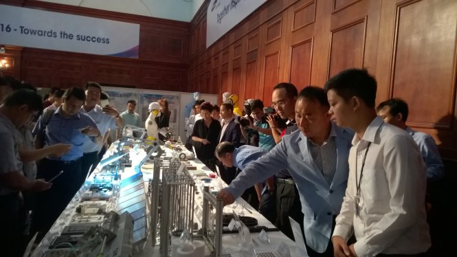Các doanh nghiệp, người quan tâm tìm hiểu những linh kiện Samsung tại triển lãm tìm nhà cung ứng VN ngày 21-6 - Ảnh: C.V.K
