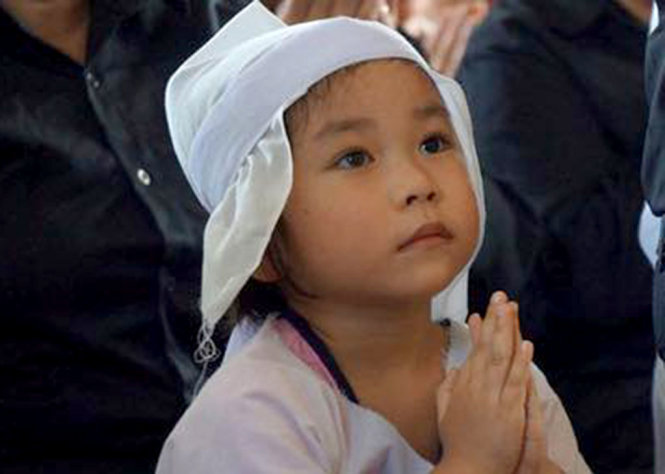 Ảnh bé Khánh Vân trong lễ truy điệu bố gây xúc động cộng đồng mạng - Ảnh: NGUYỄN DUY