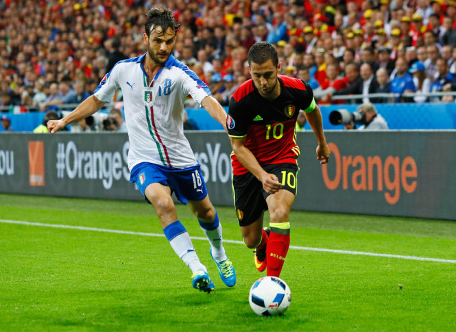 Tiền vệ Marco Parolo (trái) theo kèm Eden Hazard trong trận Ý thắng Bỉ - Anh: REUTERS