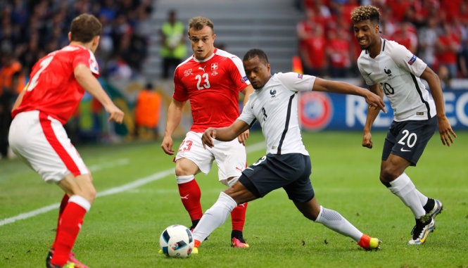 Kingsley Coman (phải) trong trận Pháp hòa Thụy Sĩ - Ảnh: REUTERS