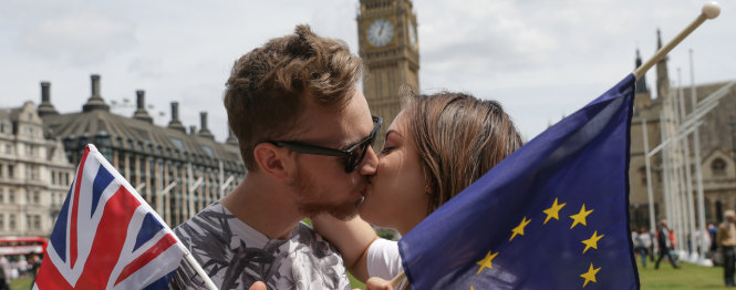 Những người ủng hộ ở lại EU “vận động” theo cách tình cảm trước tòa nhà Quốc hội Anh ngày 19-6 - Ảnh: AFP
