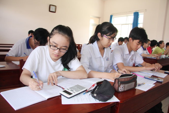 Học sinh Trường chuyên Bến Tre ôn thi THPT quốc gia 2016 - ảnh: TRẦN HUỲNH
