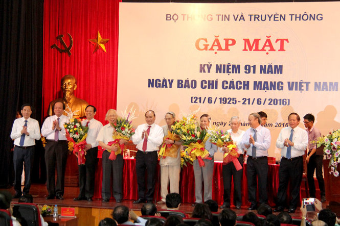 Thủ tướng Nguyễn Xuân Phúc tặng hoa các nhà báo lão thành - Ảnh: Q.T