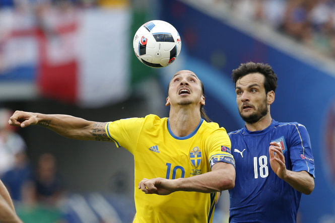 Ibrahimovic (trái) cần chơi hay hơn so với trận gặp Ý - Ảnh: Reuters