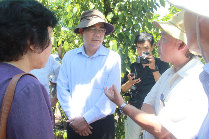 Bộ trưởng Bộ NN&PTNT Cao Đức Phát thăm một mô hình sản xuất nông nghiệp công nghệ cao ở Cư Jut, Đắk Nông ngày 17-6 - Ảnh: Trung Tân