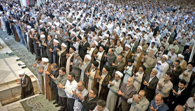 Người dân tại Tehran, Iran cầu nguyện trong tháng chay Ramada - Ảnh: Xinhua