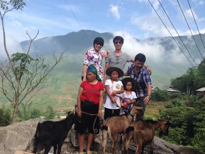 Thu Trang cùng nhóm bạn đi tặng dê cho một gia đình nghèo ở một tỉnh miền núi phía Bắc - Ảnh NV cung cấp