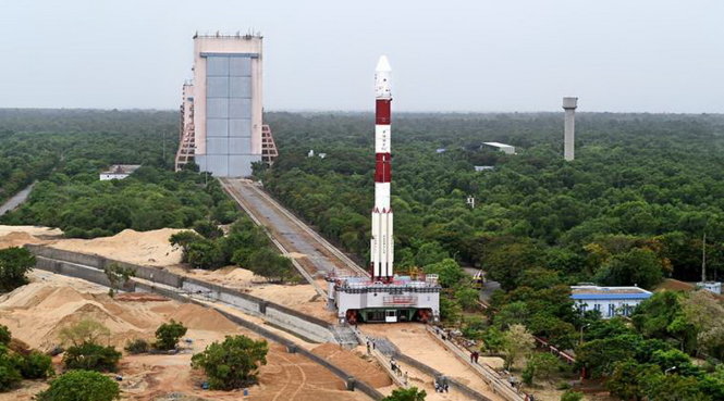 Tên lửa đẩy PSLV-C34 của Ấn Độ được dùng để phóng 20 vệ tinh sáng 22-6 - Ảnh: Indian Express
