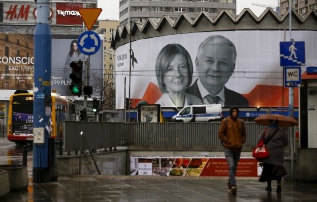 Một áp phích in hình cố Tổng thống Ba Lan Lech Kaczynski cùng vợ tại thủ đô Warsaw, Ba Lan ngày 10-4 - Ảnh: Reuters