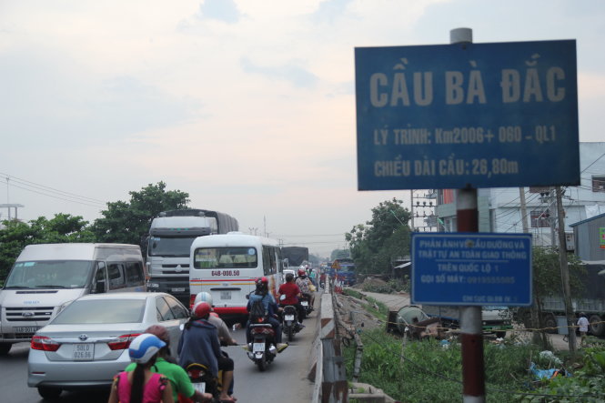 Cầu Bà Đắc, một trong những nút thắt cổ chai trên quốc lộ 1 đoạn qua Tiền Giang khiến kẹt xe thường xuyên - Ảnh: MẬU TRƯỜNG