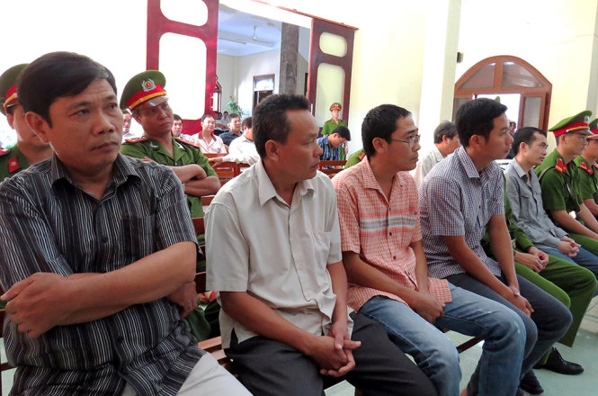 Các bị cáo nguyên sĩ quan công an tại phiên tòa phúc thẩm (lần 2) do TAND cấp cao tại Đà Nẵng mở ngày 27-11-2015 - Ảnh: DUY THANH