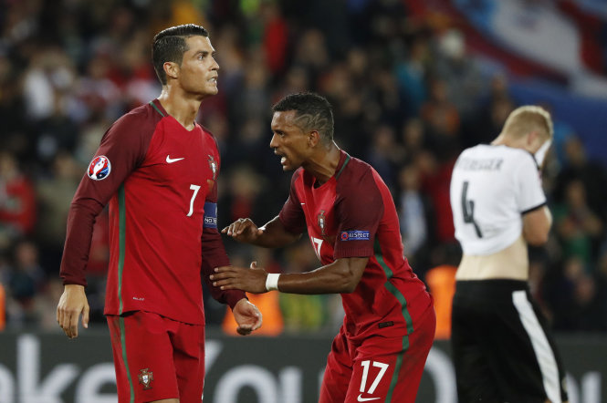 Ronaldo (trái) vẫn nhận được sự ủng hộ của mọi người - Ảnh: Reuters