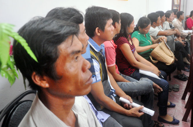 Các ngư dân Long Sơn kiện 14 DN tại buổi hòa giải - Ảnh: