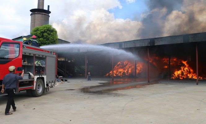 Hiện trường vụ cháy tại nhà máy xử lý rác thải ở xã Hoằng Đức, huyện Hoằng Hóa (Thanh Hóa) sáng 22-6 - Ảnh: HÀ ĐỒNG