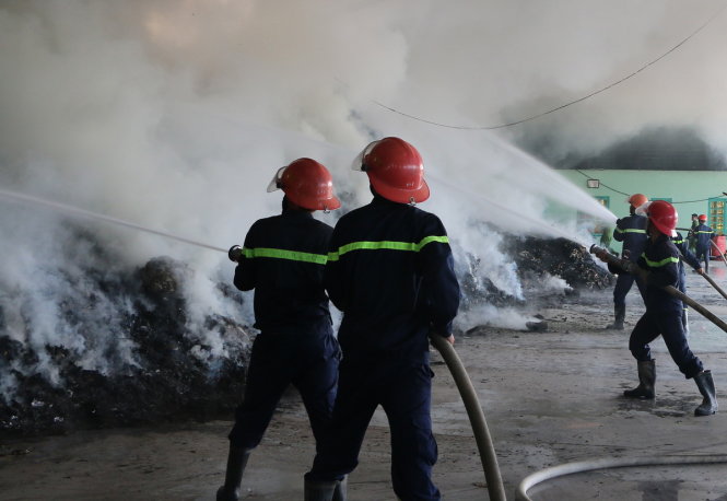 Cảnh sát PCCC Thanh Hóa nỗ lực dập lửa vụ cháy tại nhà máy xử lý rác thải sáng 22-6 - Ảnh: HÀ ĐỒNG