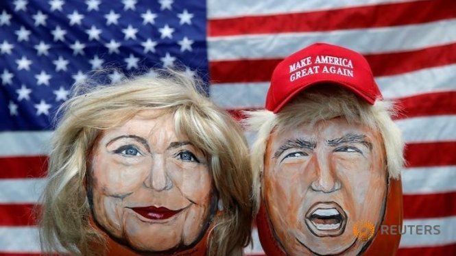 Hình biếm họa ứng cử viên tổng thống đảng Dân chủ Hillary Clinton (trái) và đối thủ đảng Cộng hòa Donald Trump do nghệ sĩ John Kettman thực hiện tại Illinois Ảnh: Reuters