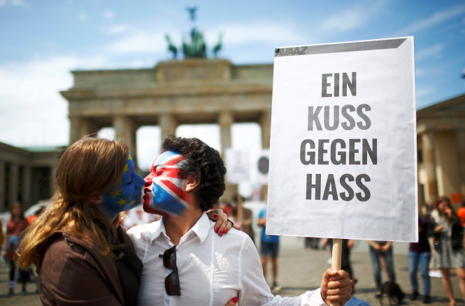 “Nụ hôn chống lại thù ghét”. Đó là nội dung kêu gọi của hai người trẻ Đức ủng hộ Anh ở lại với EU. Ảnh chụp trước Cổng Brandenburg, thủ đô Berlin ngày 19-6 - Ảnh: Reuters